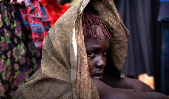 Il pianto dopo la mutilazione genitale: la sua vita non sarà più la stessa