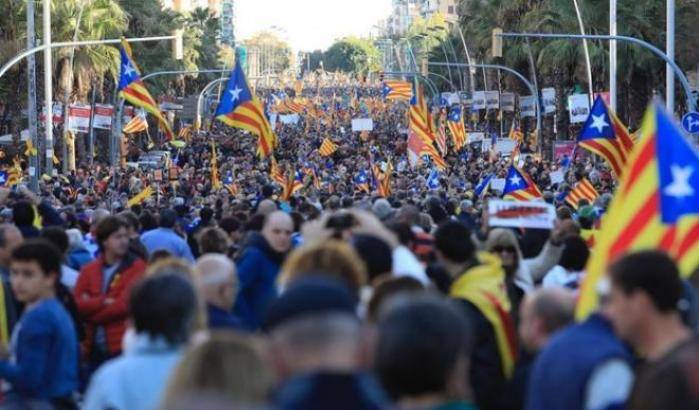 Libertà per i prigionieri politici: a Barcellona la gente torna in piazza