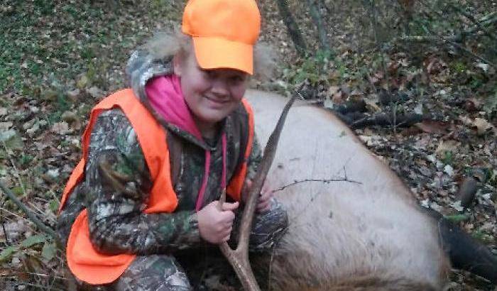 Una 14enne uccide un animale protetto e mette la foto in rete: piovono insulti
