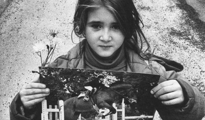 Una bambina con la foto di Giuseppe Di Matteo, vittima di mafia