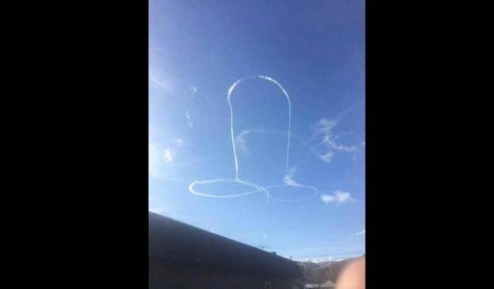 La burla del Top Gun: un pene disegnato nel cielo con la scia