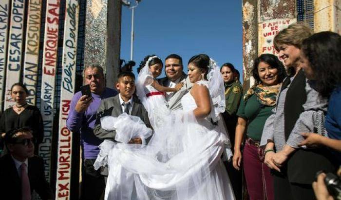 Matrimonio lungo il muro tra Usa e Messico