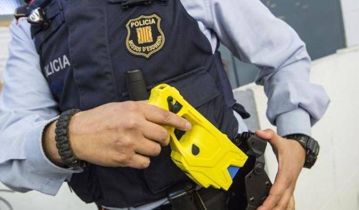 In Catalogna arriva il famigerato taser: pistole elettriche per Mossos d'esquadra