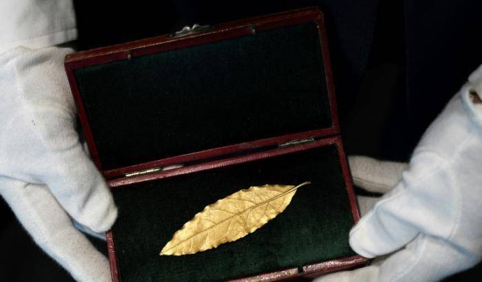 Venduta all'asta per 625 mila euro una foglia d'oro della corona di Napoleone