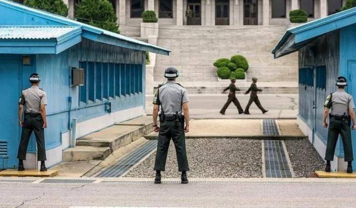 Spari contro il soldato nord-coreano che diserta: il video