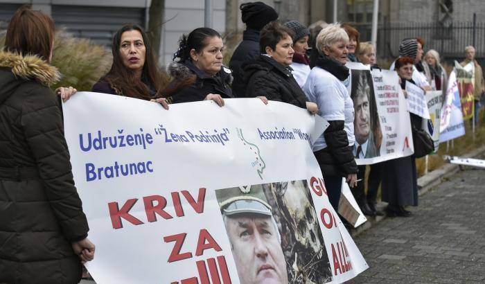 Mladic, il macellaio di Srebrenica condannato all'ergastolo per la strage
