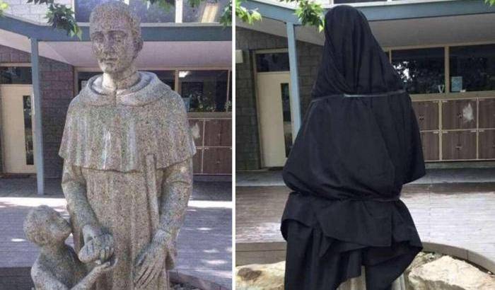 La statua del santo in una scuola sembra porno e pedofila: coperta
