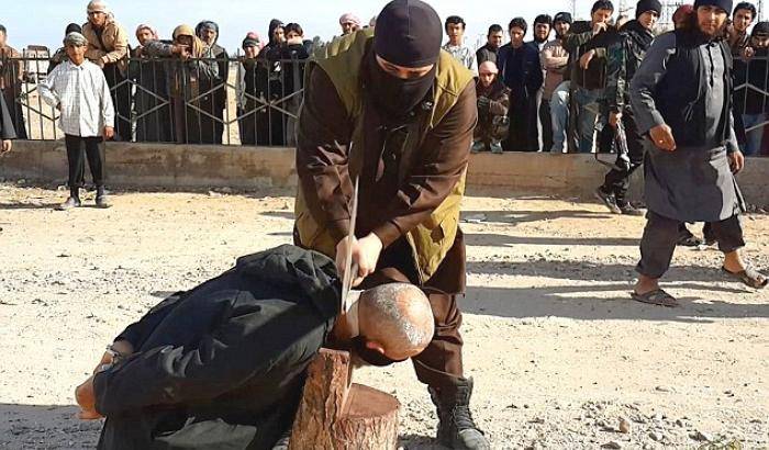 Afghanistan, ora s'ammazzano tra loro: trovati i cadaveri decapitati di 15 miliziani dell'Isis