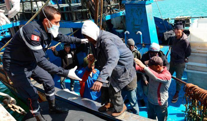 Tunisia: la Marina soccorre un barcone pieno di migranti che stava affondando