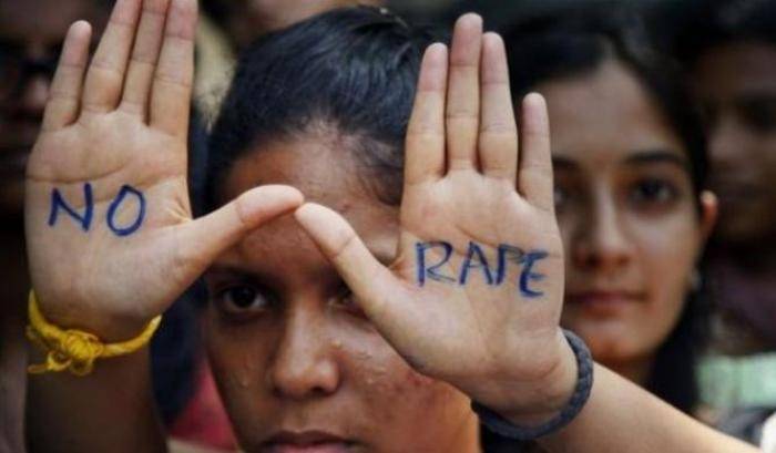Donne e ragazzine in piazza in India contro lo stupro