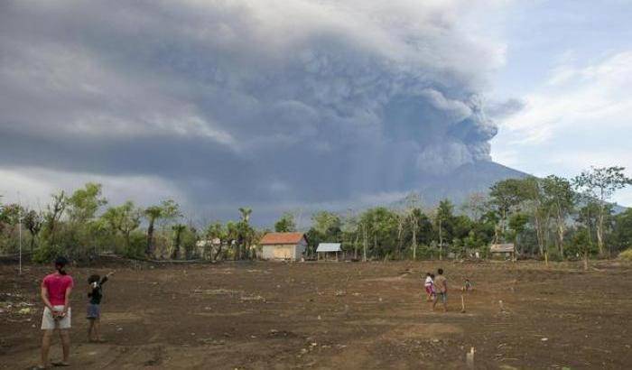 A Bali evacuazione di massa per l'eruzione del vulcano Agung