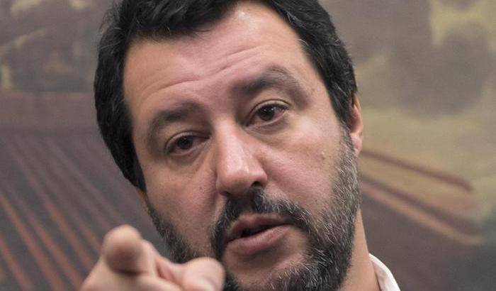 Salvini cavalca un (falso) allarme terrorismo: cacciare tutti i clandestini