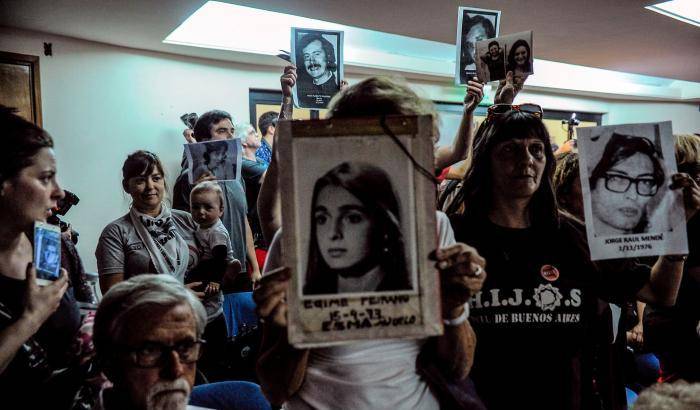 I parenti delle vittime fuori dal Tribunale a Buenos Aires