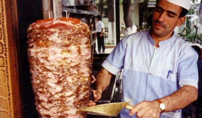 Kebab addio? L'Europa si prepara a vietare il panino di carne turco