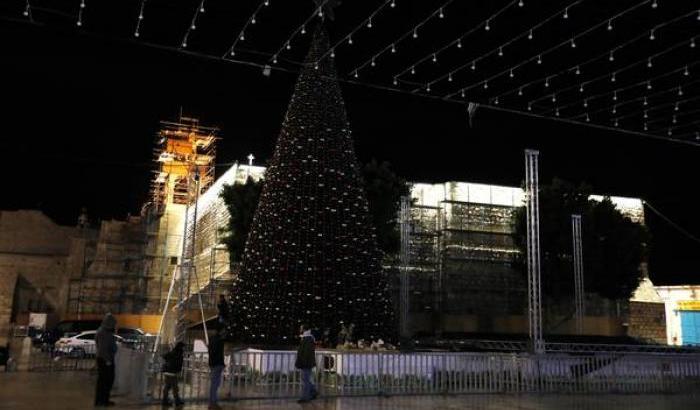 La Palestina cristiana si ribella a Trump: spento l'albero di Natale a Betlemme