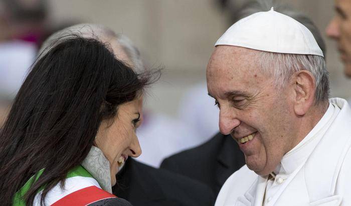 Papa Francesco omaggia la Madonna e prega per Roma: salvala dal degrado