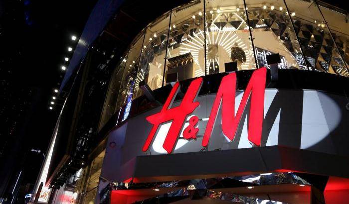 H&M non regge alla concorrenza: chiude negozi e punta sull'e-commerce