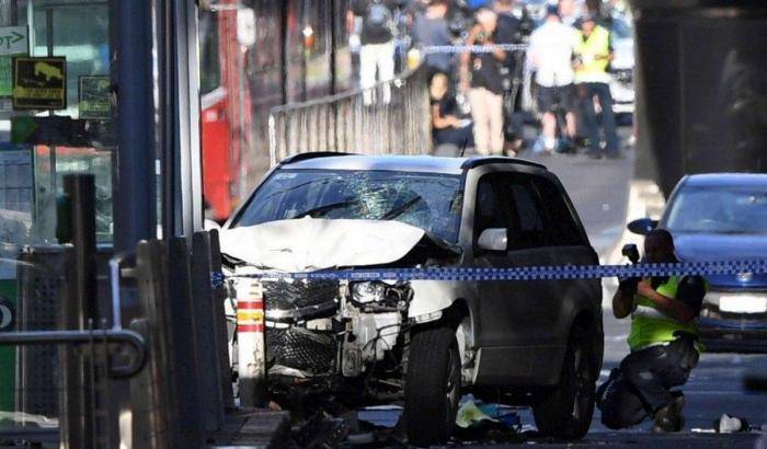 Terrore a Melbourne. Un suv contro i passanti: 19 feriti, alcuni gravissimi