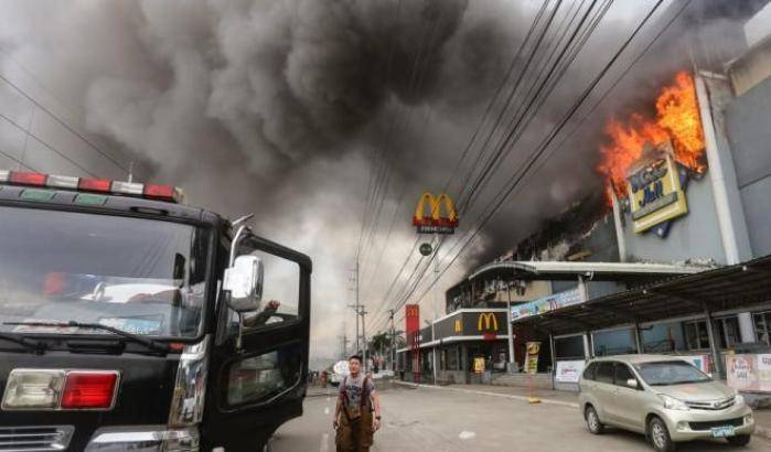 Terribile incendio in un centro commerciale delle Filippine: 37 morti tra dipendenti e visitatori