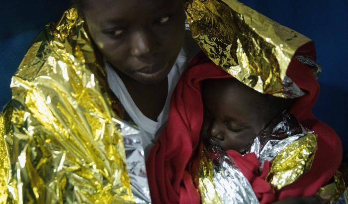Una mamma e un bambino migranti salvati a largo delle coste siciliane
