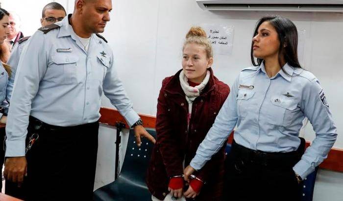 Prese a schiaffi i soldati israeliani: la ragazzina eroina palestinese in tribunale