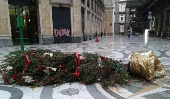 Lʼalbero di Natale della Galleria Umberto I non trova pace: abbattuto per la terza volta
