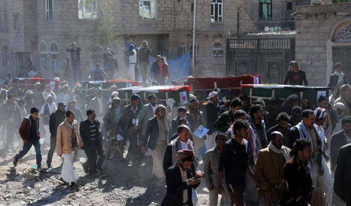 Carneficina nello Yemen: i sauditi uccidono 68 civili e 8 bambini in due raid aerei