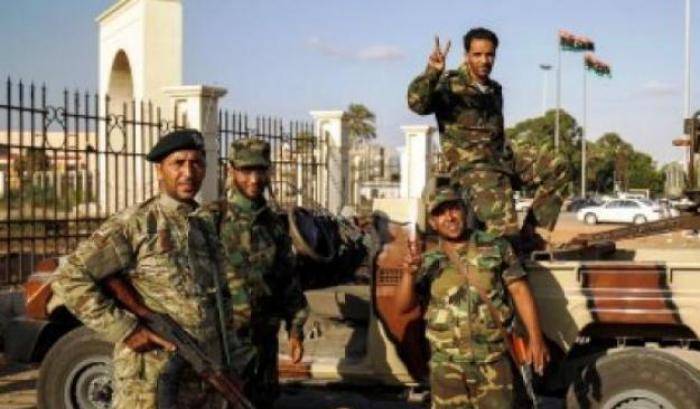 Soldati libici festeggiano la liberazione di Bengasi