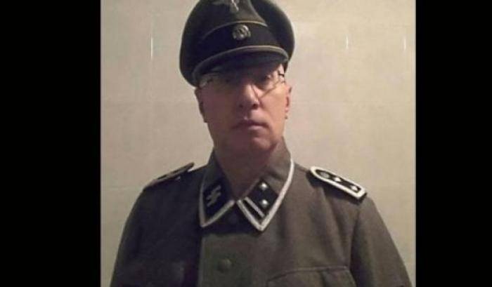 Il vigile che si veste da nazista torna a lavoro. E va a festeggiare l'eccidio dei partigiani