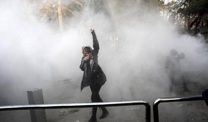 Sale la tensione in Iran: spari sui manifestanti, incerto il numero dei morti