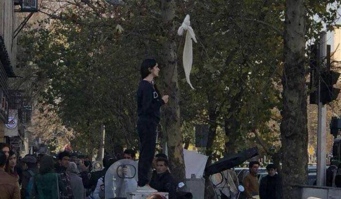 La ragazza simbolo della protesta a Teheran