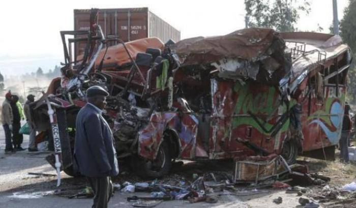 Kenya: scontro nella notte tra un bus e un camion, 36 morti
