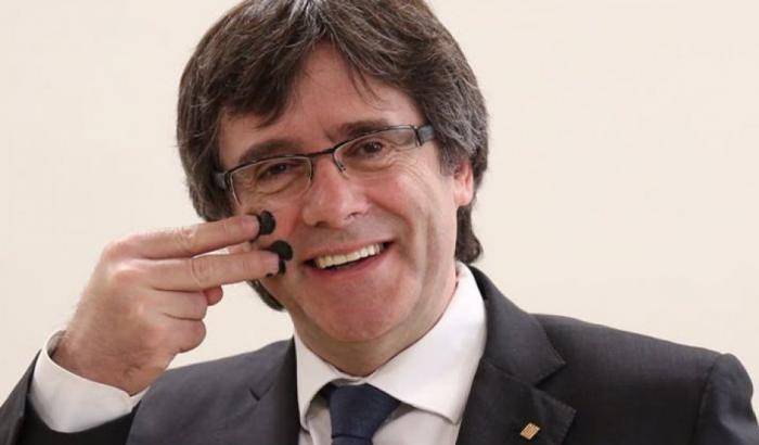 Per evitare il carcere Puigdemont valuta una investitura 'delegata'