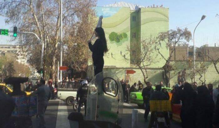 Ha sfidato la teocrazia sventolando il velo: arrestata l'attivista iraniana