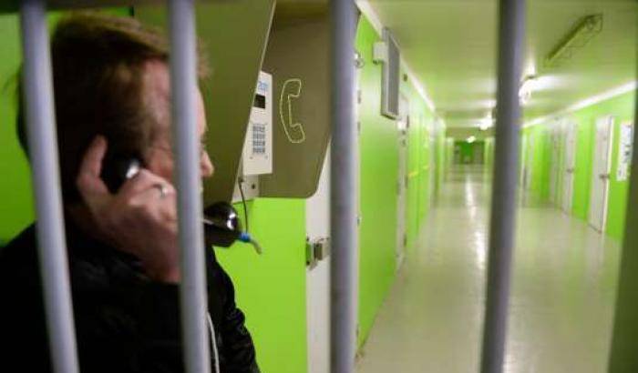 Detenuto al telefono in un carcere francese