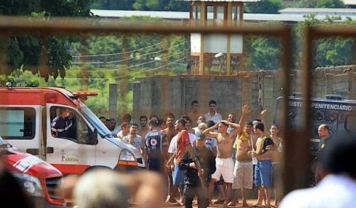 La polizia davanti alla prigione di Goias