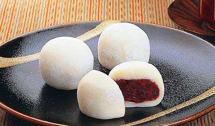 I tradizionali panini mochi sono cucinati con un brodo vegetale in cui sono riscaldati.