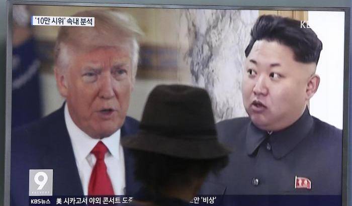 La imbarazzante 'guerra dei bottoni' tra Kim e Trump fa scadere la diplomazia in pochade