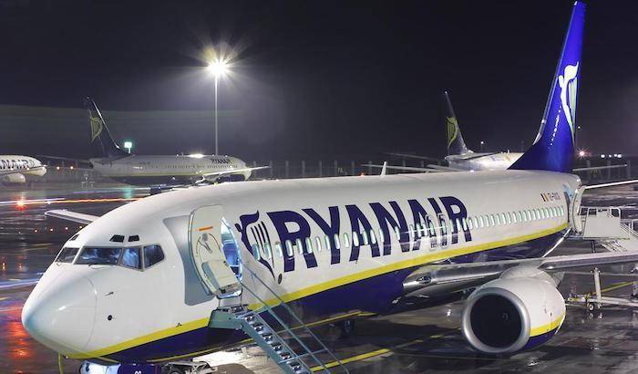 Esce dall'aereo e si siede sull'ala, un passeggere mette in imbarazzo Ryanair