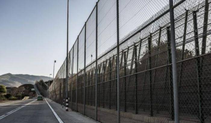 Duecento migranti sfondano il 'muro' di Melilla ed entrano nell'enclave spagnola in Marocco