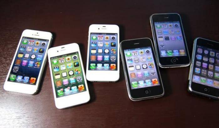 Procura di Parigi contro la Apple: ha rallentato i vecchi iPhone, è una truffa