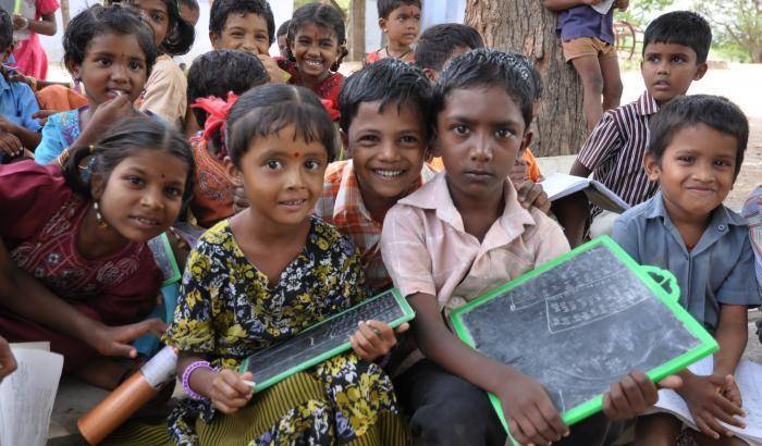 India, la scuola anche per i figli di chi per lavoro scava le buche al cimitero