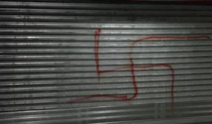 Nazisti in azione in Francia: incendiato un negozio kosher