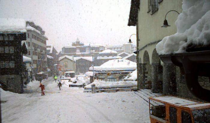 Anche i ricchi piangono: in Svizzera isolata per neve la famosa località sciistica di Zermatt