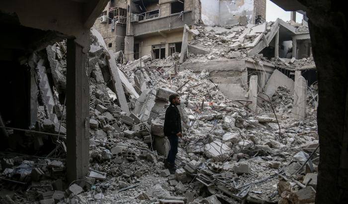 Assad assalta i ribelli qaedisti di Idlib: 70 mila fuggono dalle case