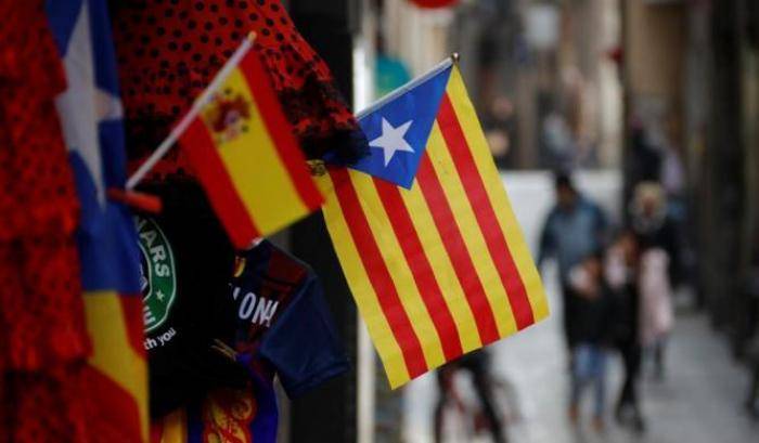 Una strada di Barcellona con bandiere catalane e nazionali