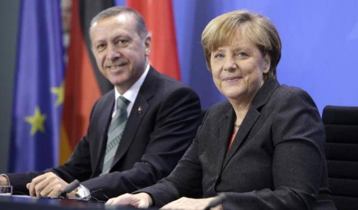 Dopo gli insulti il ramoscello d'ulivo: Erdogan vuole incontrare la Merkel