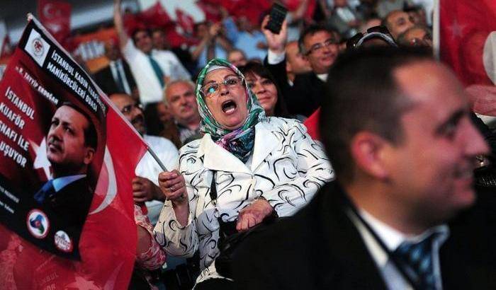 La Turchia di Erdogan sempre più nel buio: ripristinare il reato di adulterio