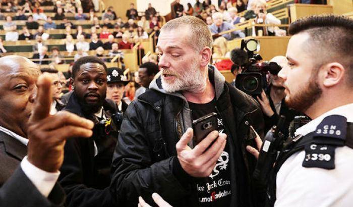 Uno dei membri dei White Pendragons