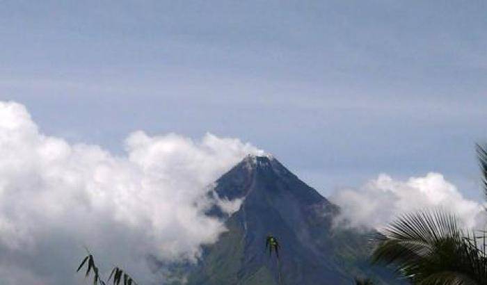 Timori per il risveglio del vulcano Mayon, evacuate dodicimila persone